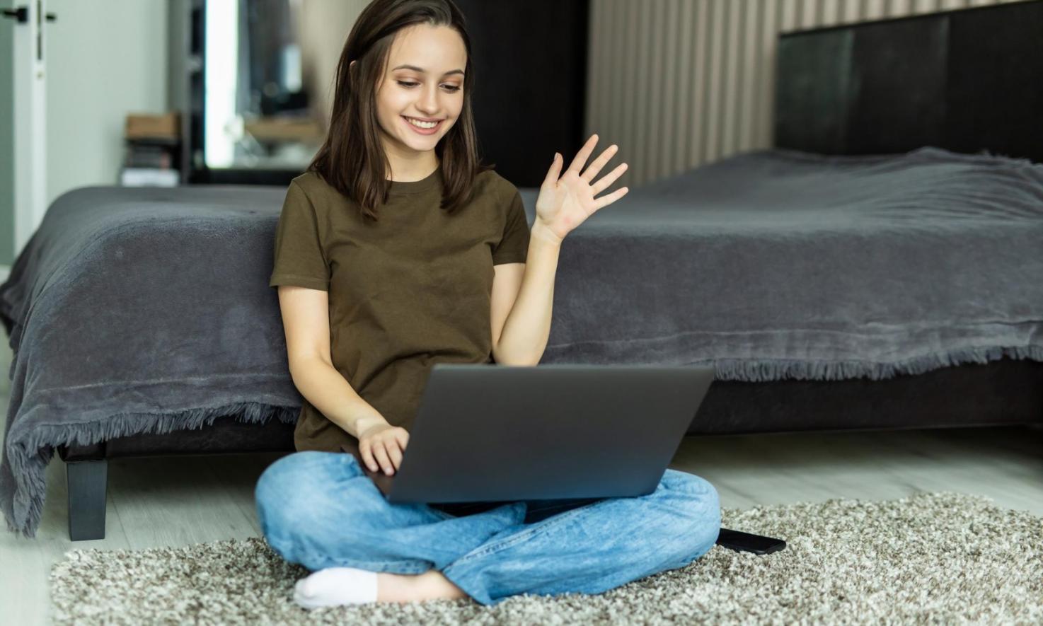 Arbeitsplatz mit Laptop und Tabellenkalkulation für Finanzplanung