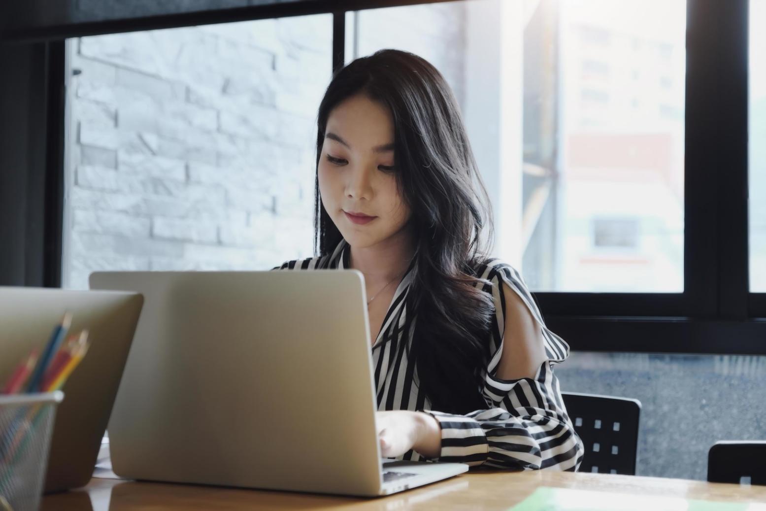 Gemeinsame Arbeit an Finanzlösungen in modernem Büro